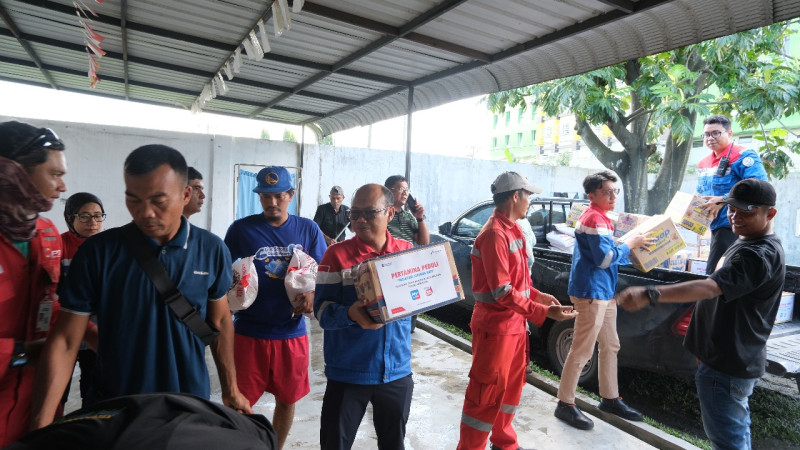 Pertamina Patra Niaga Sumbagut Bantu Korban Banjir di Pekan Labuhan