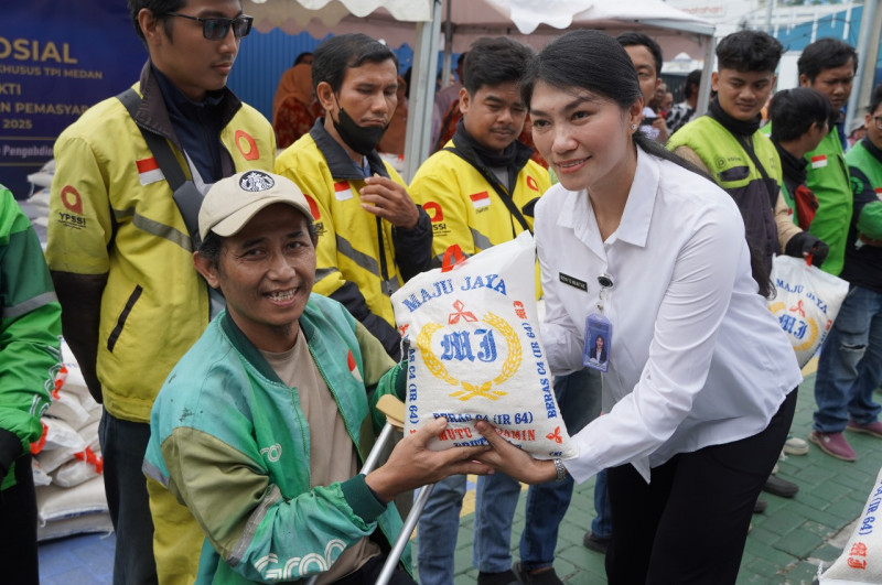 Imigrasi Medan Gelar Bakti Sosial Bagi 2,5 Ton Beras pada Masyarakat