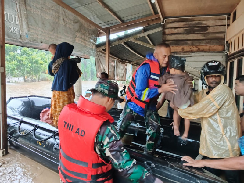 Derasnya Arus Banjir Tak surutkan Semangat Prajurit TNI Evakuasi warga