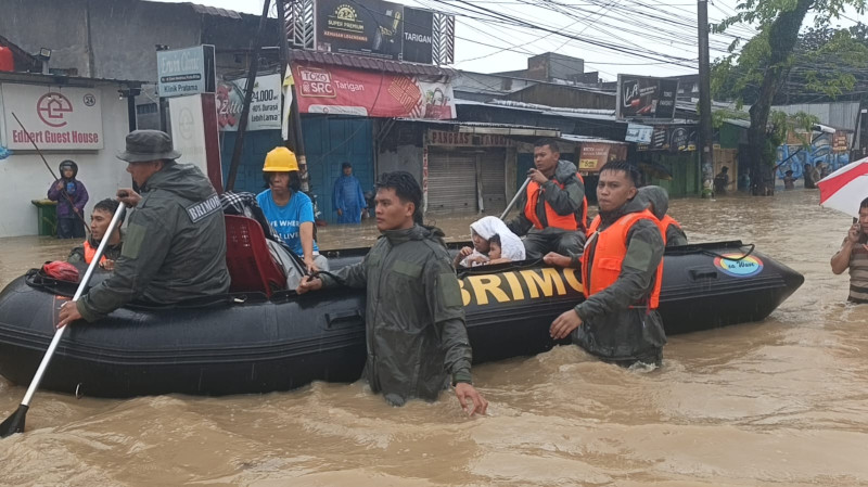 Sat Brimob Polda Sumut Berikan Layanan Kesehatan dan Evakuasi Korban Banjir di Kuala Bekala