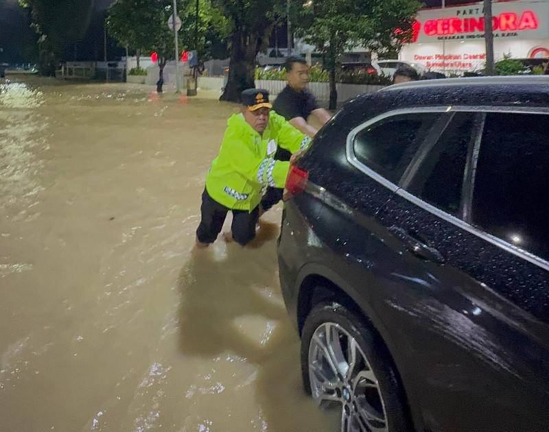 Kapolda Sumut Turun Tangan Bantu Pengendara dan Tinjau Lokasi Banjir di Jalan Jenderal Sudirman Medan