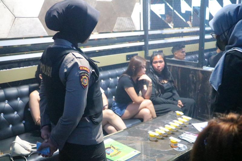 16 Pengunjung Positif Narkoba Saat Polda Sumut Razia THM Platinum Bar dan Lion Bar & KTV
