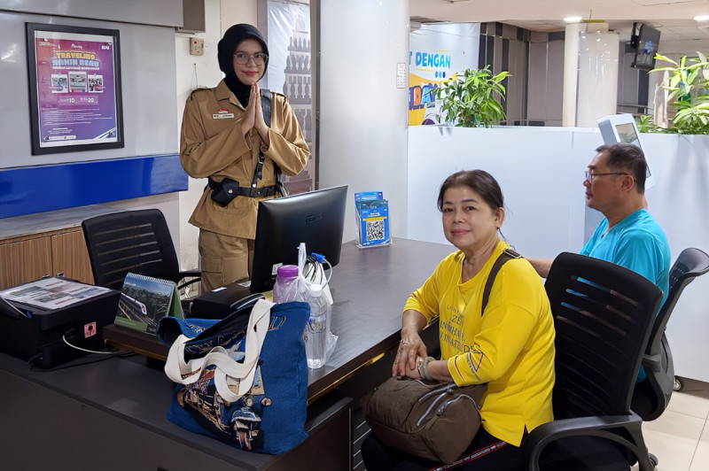 Peringati Hari Pahlawan, Frontliner KAI Sumut Kenakan Kostum Pejuang dan Bagikan Hadiah Kejutan untuk Pelanggan