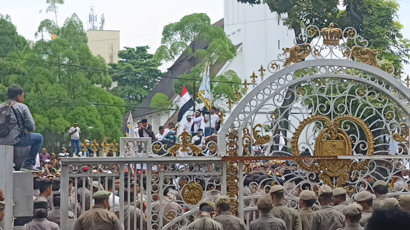 Ribuan Massa Demo ke Kantor Gubernur Sumut, Sesalkan Bobby Nasution yang Dinilai Berpihak ke TPL