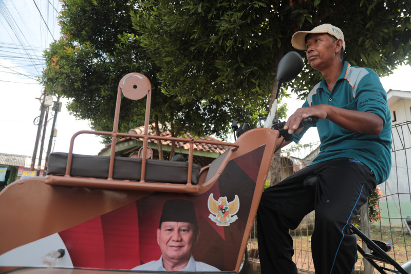 30 Tahun Narik Becak, Lansia 65 Tahun Gembira Dapat Becak Listrik dari Prabowo