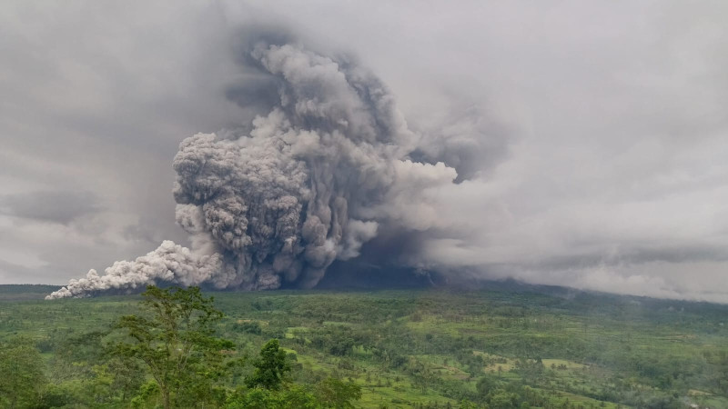 Erupsi Gunung Semeru Luncurkan Awan Panas 7 Kilometer