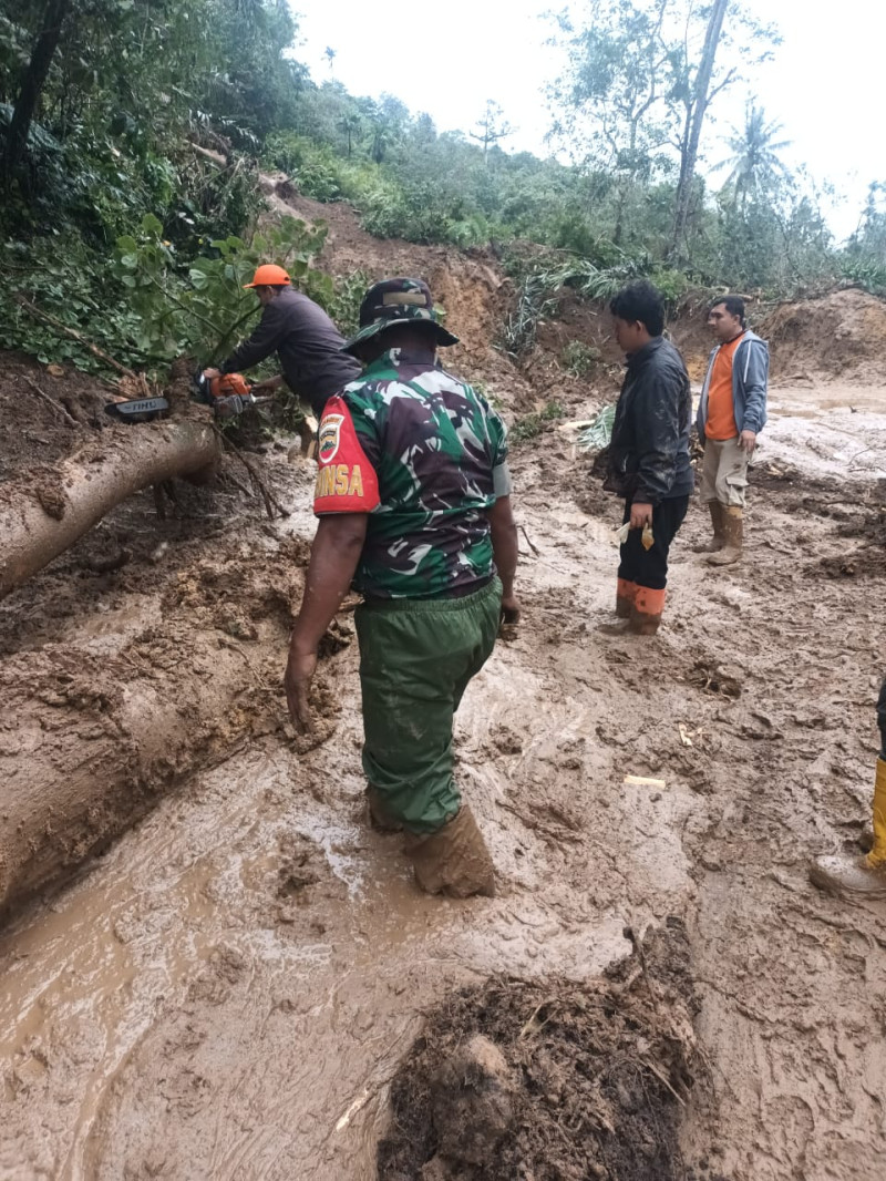 Danrem 023/Kawal Samudra Terjun Langsung Tinjau Penanganan Longsor dan Pembukaan Akses Jalan