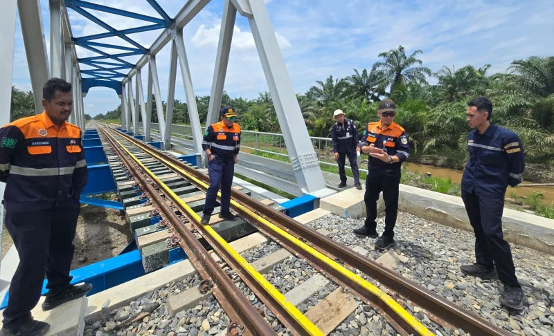 Siap Sambut Nataru, KAI Sumut Ganti Ribuan Bantalan Rel di Jembatan Kereta Api