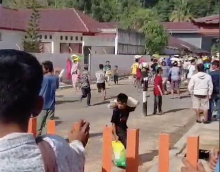 Beras dan Minyak Goreng Gudang Bulog Sarudik &ndash; Sibolga Dijarah