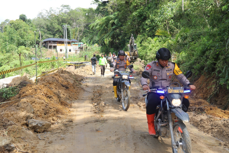 Tinjau Lokasi Longsor Hingga Perbatasan Tapteng, Kapolres Humbang Hasundutan Gelar Patroli Sepeda Motor