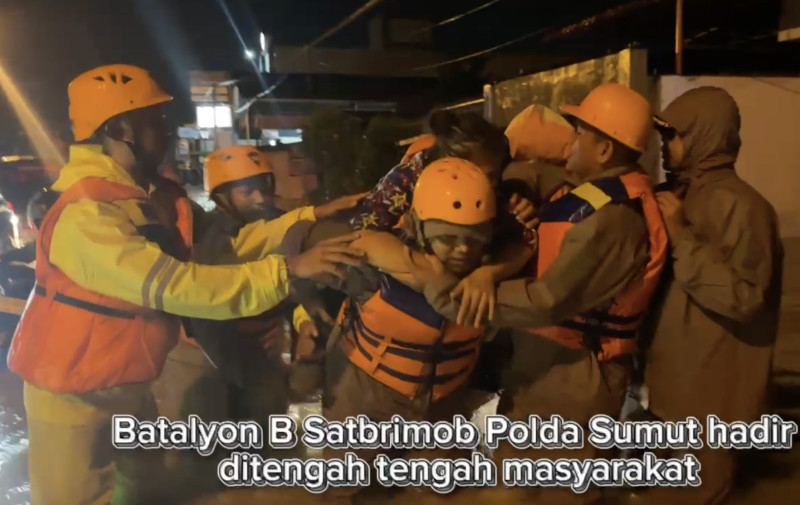 Brimob Yon B Pelopor Terobos Banjir Selamatkan Warga