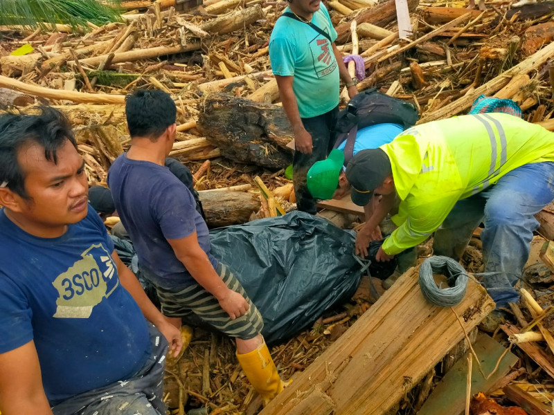 Banjir dan Longsor Tapteng Tewaskan 47 Orang