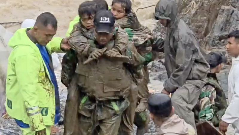 Prajurit TNI AD Gerak Cepat Bantu Evakuasi Korban Banjir dan Longsor di Padang Panjang