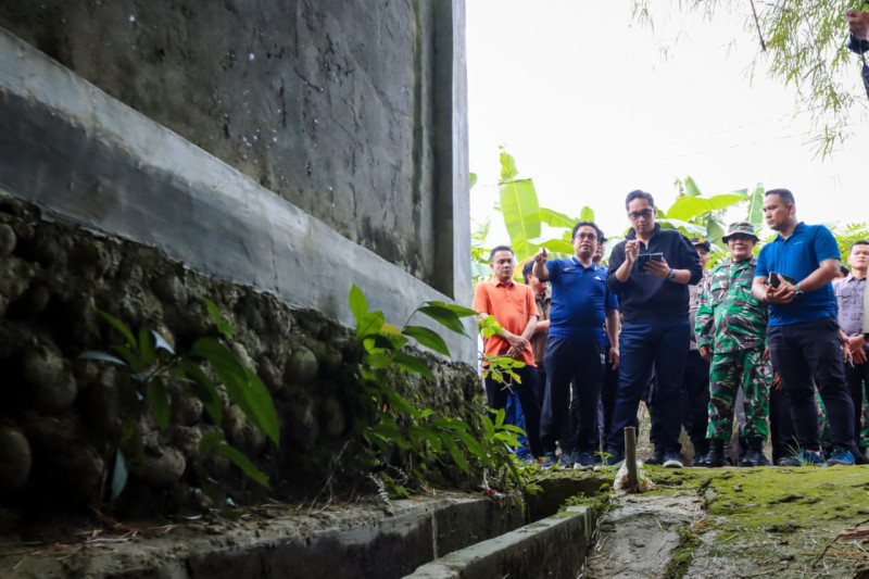 Warga Medan Tuntungan Keluhkan Banjir, Rico Waas Tawarkan Solusi