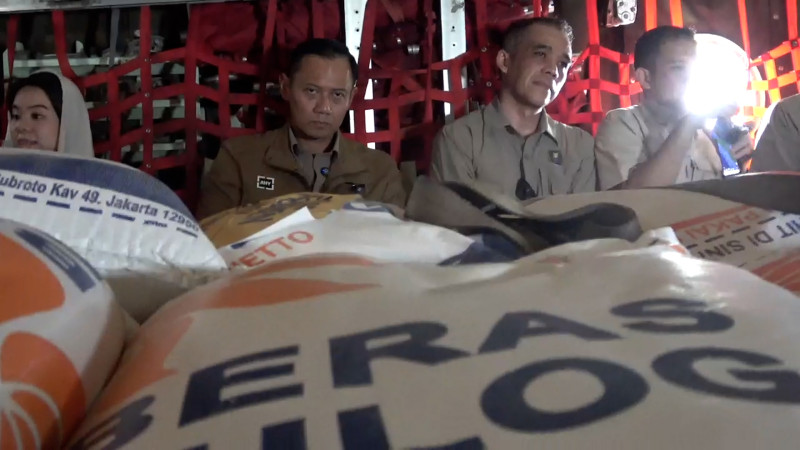 Menko AHY Antar dan Kawal Bantuan Presiden Prabowo 63 Ton Beras ke Daerah Banjir dan Longsor di Aceh
