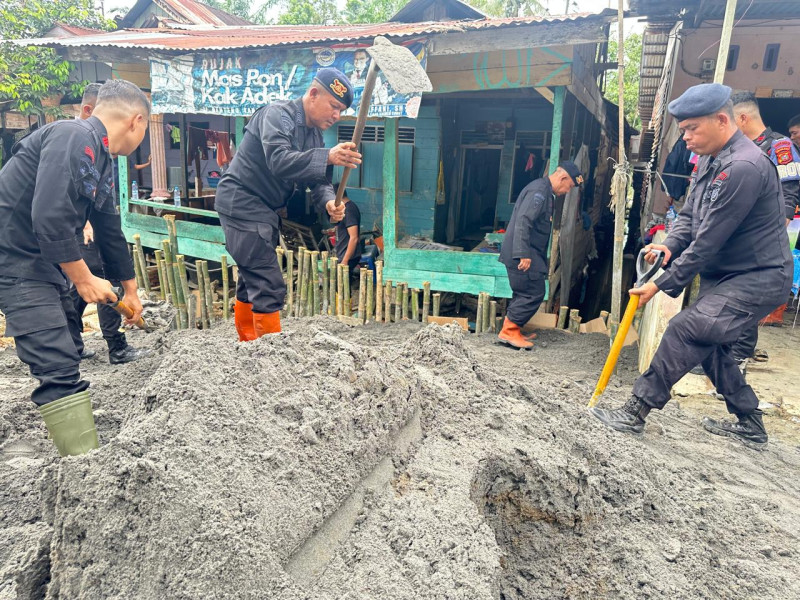 Brimob Polda Sumut & TNI, Bergerak Satu Hati Pulihkan Tapanuli Selatan