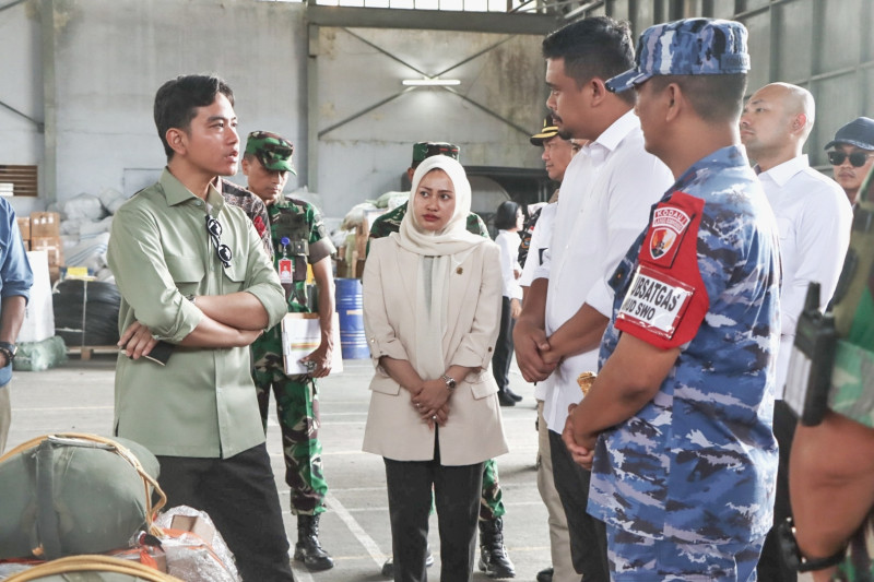 Wapres Tinjau Gudang Logistik bagi Korban Bencana Sumatra Lanud Soewondo