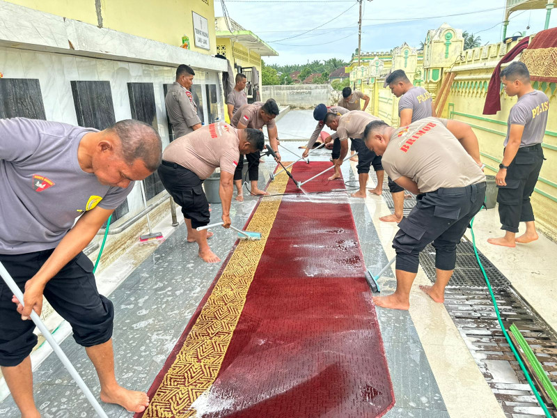 Brimob Polda Sumut dan Polres Langkat Bersihkan Masjid Pascabanjir