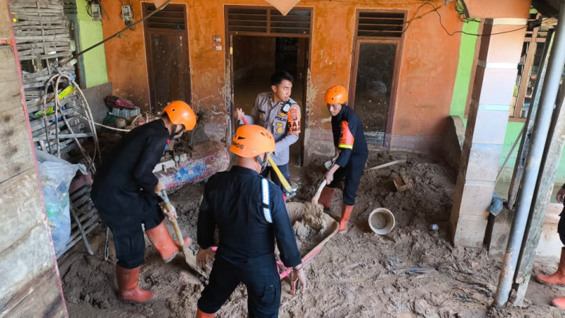 Brimob Polda Sumut Intensifkan Misi Kemanusiaan di Wilayah Terdampak Bencana, Pulihkan Rumah dan Fasilitas Warga