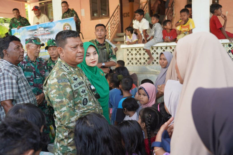Danrem Lilawangsa Bersama Ketua Persit Serahkan Bantuan ke Pengungsi Sawang