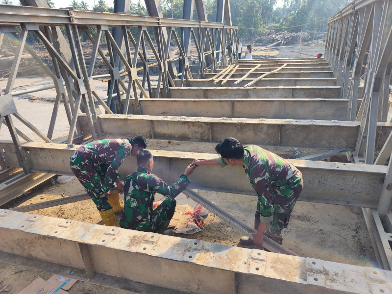 TNI AD Bangun Jembatan Bailey, Pulihkan Akses di Wilayah Terdampak Banjir Aceh