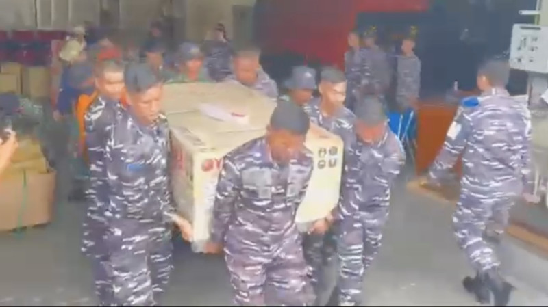 KRI Semarang-594 Tiba di Nias, Bantuan Didistribusi Tni Al Melalui Udara