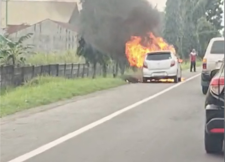 Sebuah Mobil Agya Ludes Terbakar di Jalan Tol Belmera
