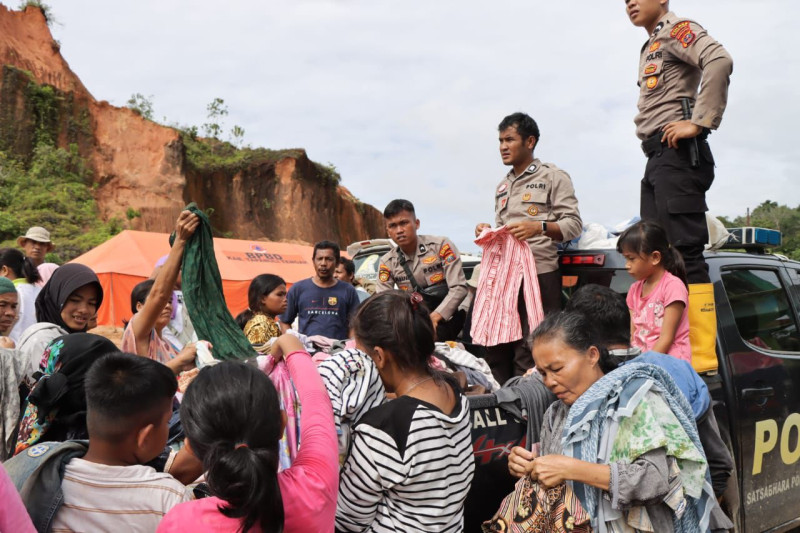 Polres Tapteng Bagikan Bantuan Pakaian untuk Korban Banjir