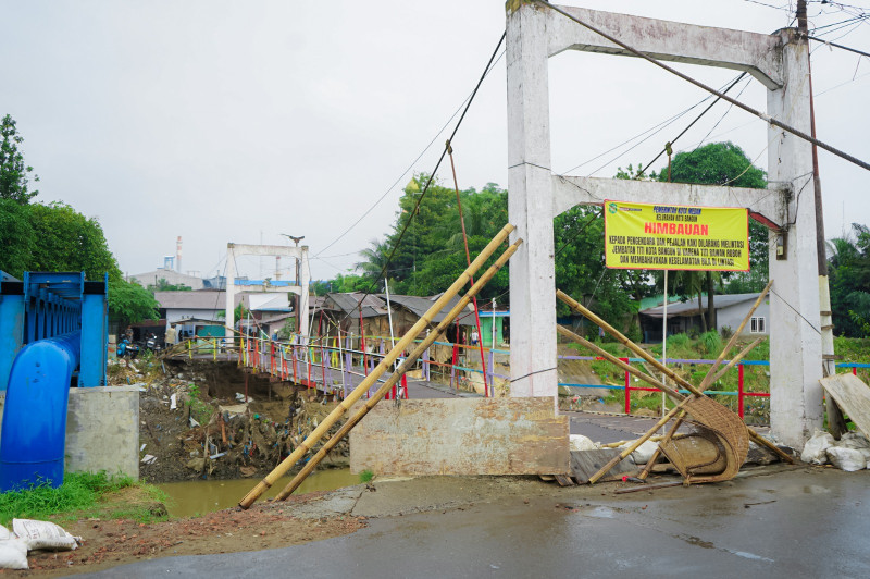 Tinjau Jembatan Gantung Kota Bangun Yang Rusak, Wali Kota Medan Prioritaskan Penguatan Sementara