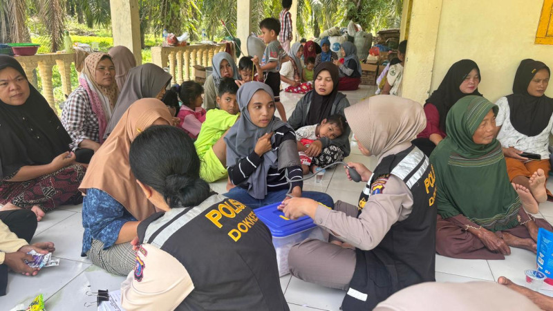 Polri Hadir untuk Pemulihan Pasca Banjir di Sei Lepan, Gelar Bakti Kesehatan dan Gotong Royong Bersama Warga