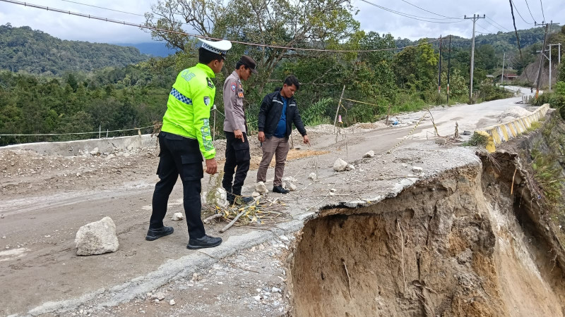 Badan Jalan Retak di Onan Ganjang, Polres Humbahas Himbau Pengendara Hati-hati Melintas
