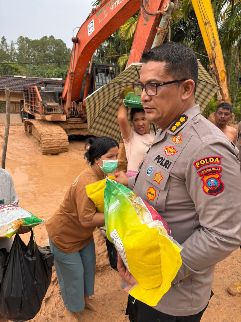 Bantu Pemulihan Pascabencana, Kepala SPN Polda Sumut Pimpin Distribusi Bansos di Desa Pagaran Lambung