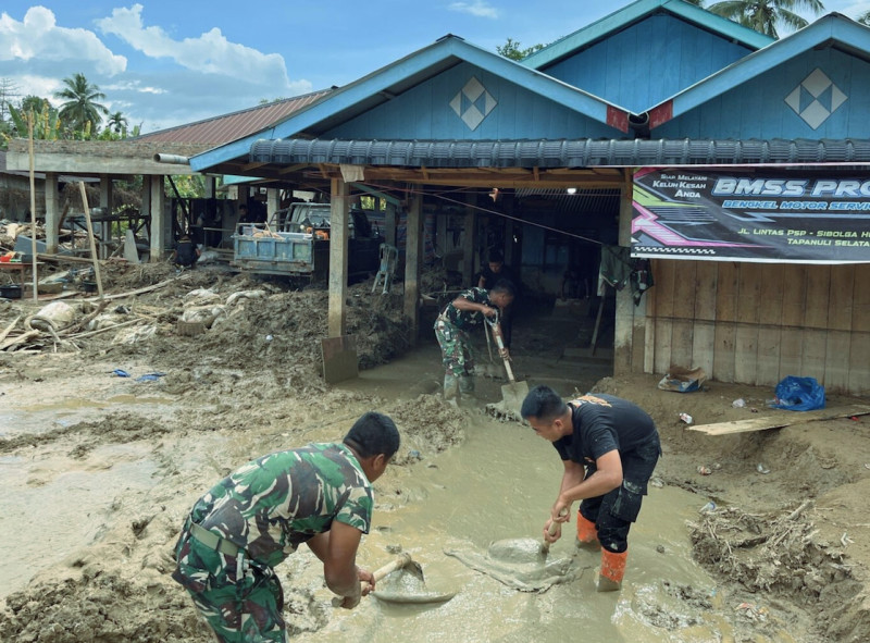Personel Brimob Turun Gunung! Operasi Aman Nusa II Gempur Sisa Banjir Bandang di Tapanuli Selatan