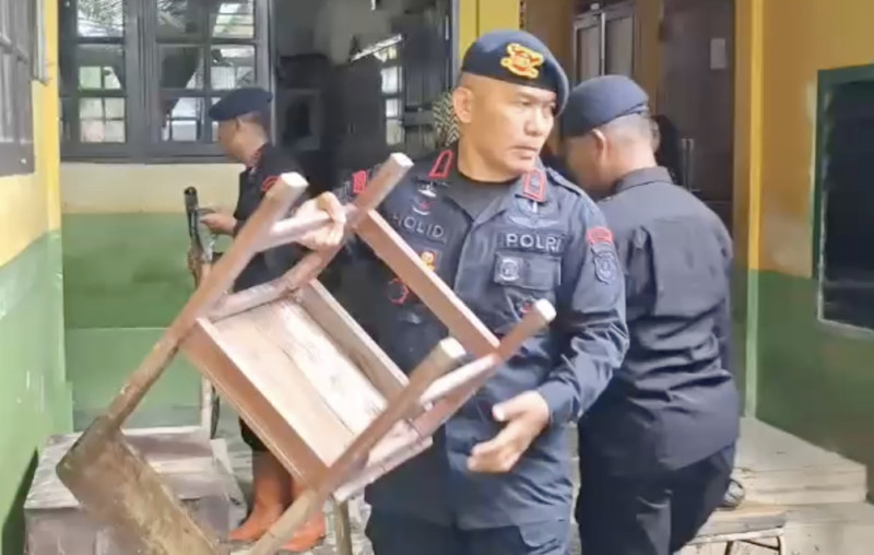 Di Tengah Lumpur Brimob Hadir, Pulihkan Harapan Siswa SDN 3 Tanjung Pura Pasca Banjir