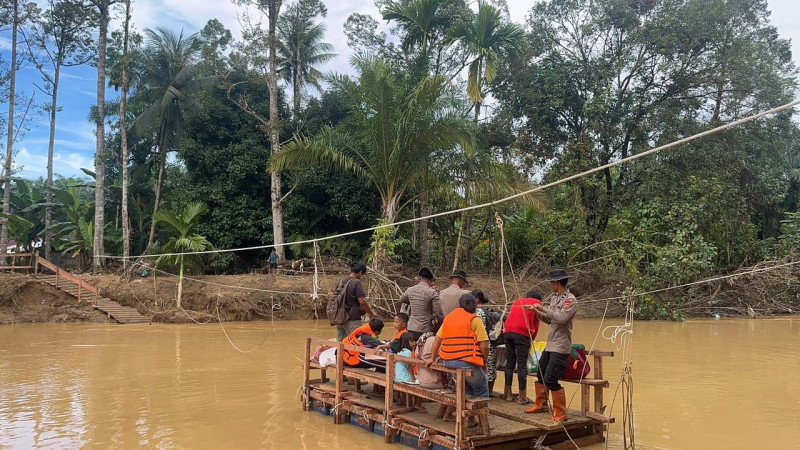 Bergotong Royong Rakit Jembatan Darurat, Polda Sumut Sambungkan Kembali Akses Warga Tapanuli Tengah