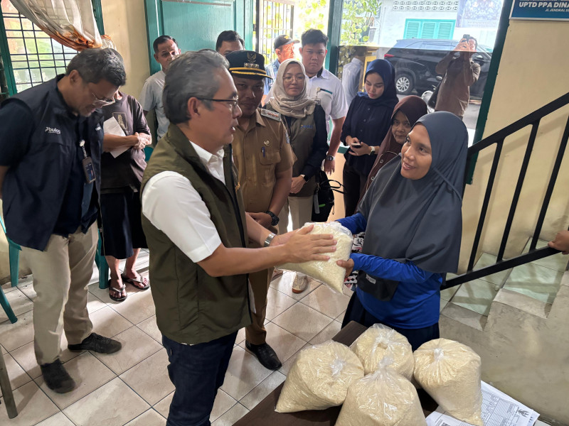 Direktur Keuangan Bulog Pantau Penyaluran Beras Bencana Alam di Sumut