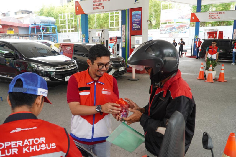 Pertamina Patra Niaga Regional Sumbagut Berbagi 2.500 Bingkisan Natal di 25 SPBU