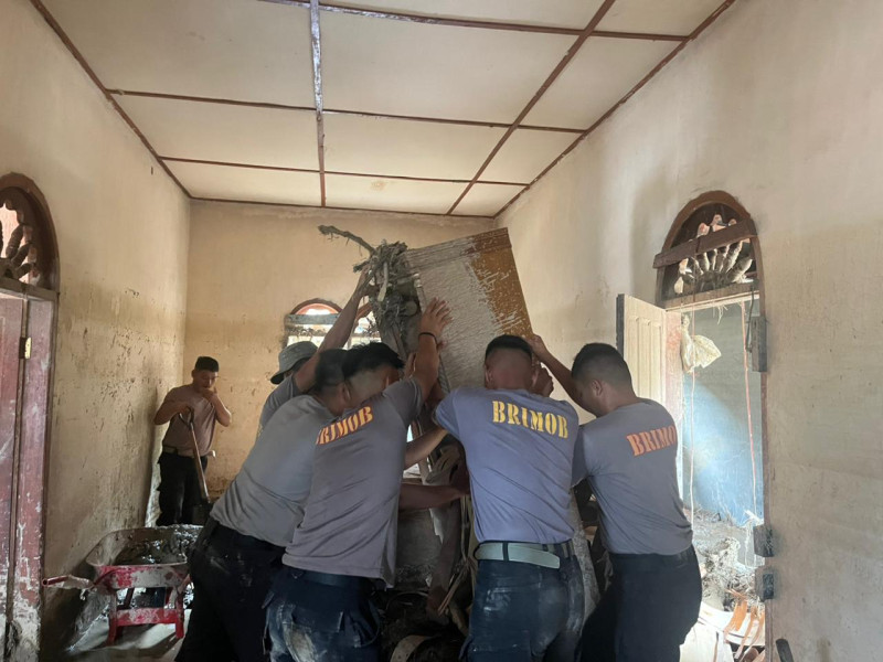 Tak Kenal Lelah, Polda Sumut Terus Bantu Bersihkan Rumah Warga Terdampak Banjir di Batang Toru