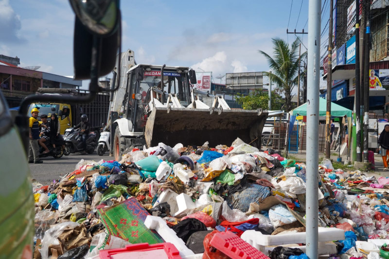 Rico Waas Upayakan Medan Barat Bersih dari Tumpkan Sampah di Jalan Tengah Kota dan Protokol
