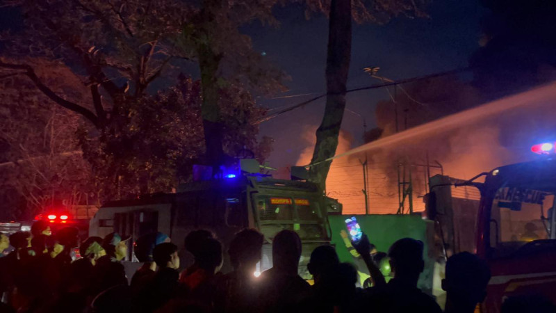 Kebakaran Hebat di PT Garuda Mas Perkasa, Mobil Armoured Water Cannon Brimob Polda Sumut Dikerahkan Padamkan Api