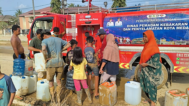 Damkarmat Kota Medan Bahu-Membahu Bersihkan Aceh Tamiang Pascabanjir