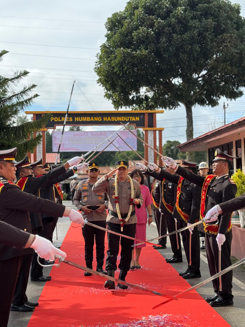 Sambutan Hangat Iringi Kedatangan Kapolres Humbahas AKBP Adi Nugroho
