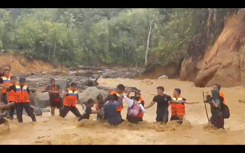 Brimob Polda Sumut Evakuasi 45 Warga Terisolir Banjir di Tapanuli Tengah