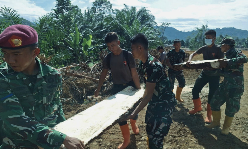 Sinergi Brimob dan TNI Dukung Pemulihan Warga melalui Pembangunan Hunian Tetap