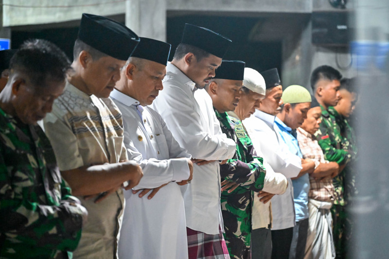 Tapteng Kebanjiran lagi, Gubernur Sumut Bobby Nasution Salat Tarawih Perdana di Lokasi Terdampak Bencana Tukka