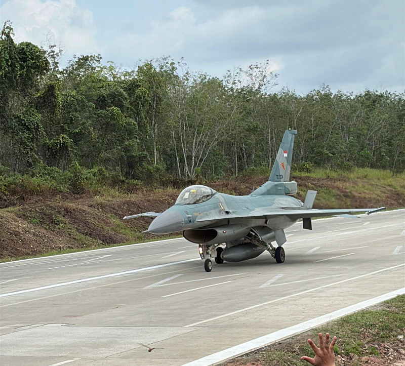 Ruas Jalan Tol Terbanggi Besar&ndash; Kayu Agung Catatkan Pendaratan Pesawat Tempur Pertama di Jalan Tol Indonesia