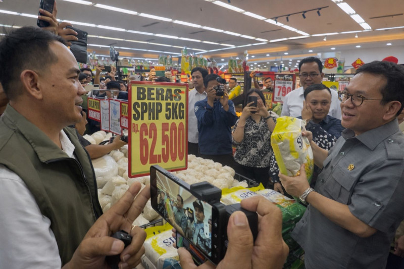 Bulog Sumut Dampingi Mendag RI Sidak di Pasar Gambir dan Ritel Modern Kota Tebing Tinggi