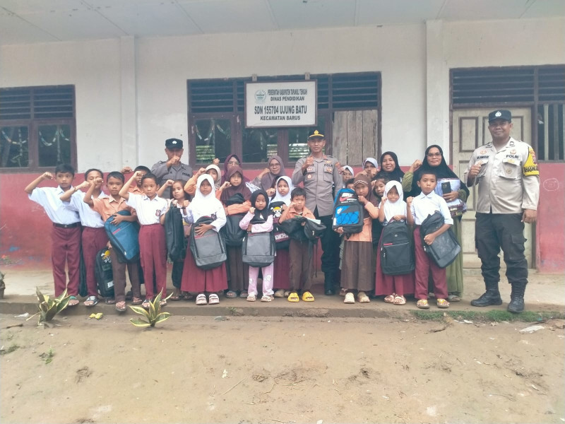 Kapolri Salurkan Ratusan Paket Perlengkapan Sekolah untuk Siswa Terdampak Bencana di Tapteng