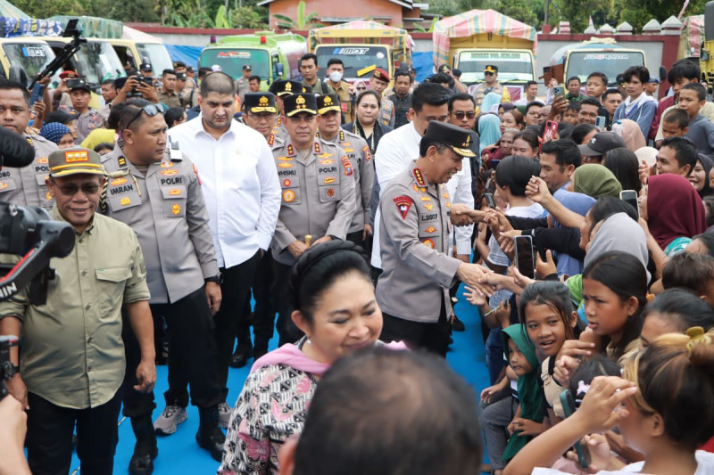 Kapolri dan Ketua Komisi IV DPR RI Salurkan 16 Truk Bantuan untuk Korban Bencana di Tapanuli Tengah