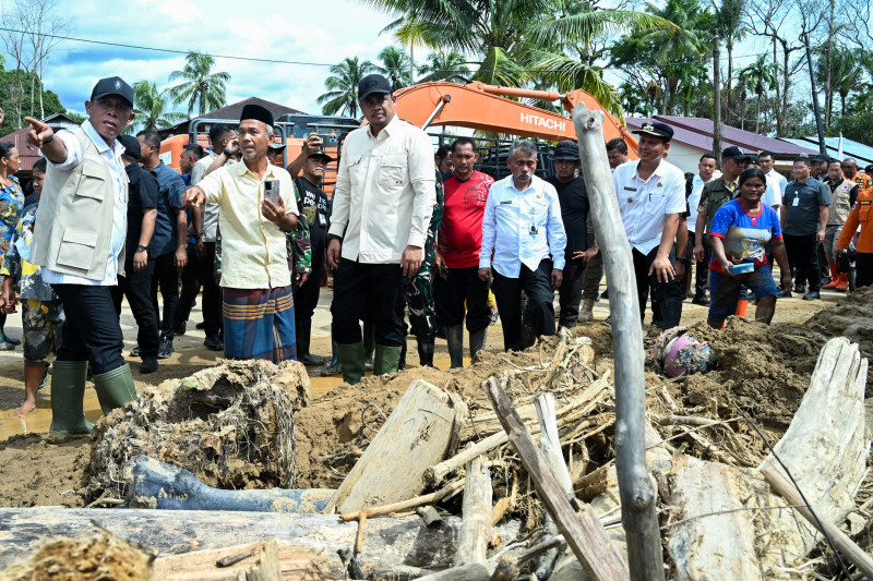 Gubernur Sumut Bobby Nasution Tinjau dan Temui Warga Korban Banjir di Tapanui Tengah